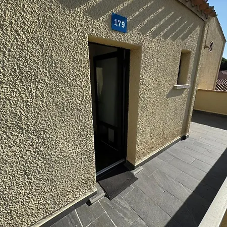 Le St Loup, Piscine Et Place De Parking